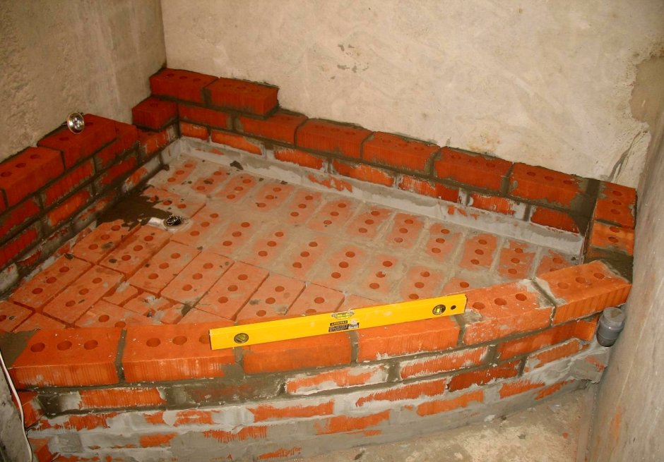 Выложить ванну из кирпича