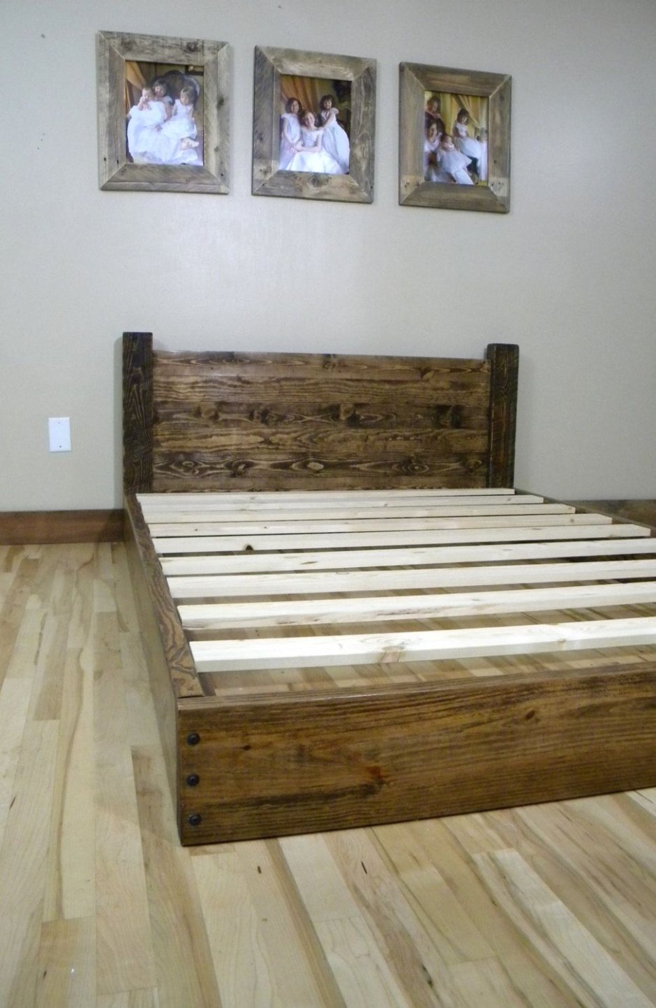 Кровать из деревянных щитов