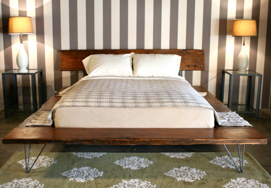Самодельная деревянная кровать двуспальная