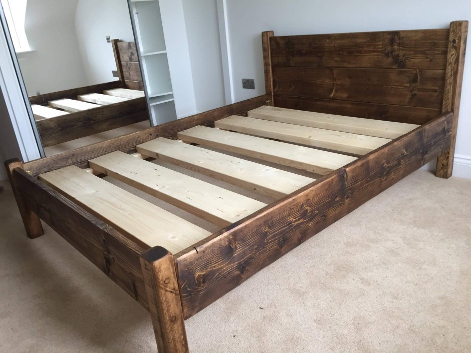 Простая деревянная кровать