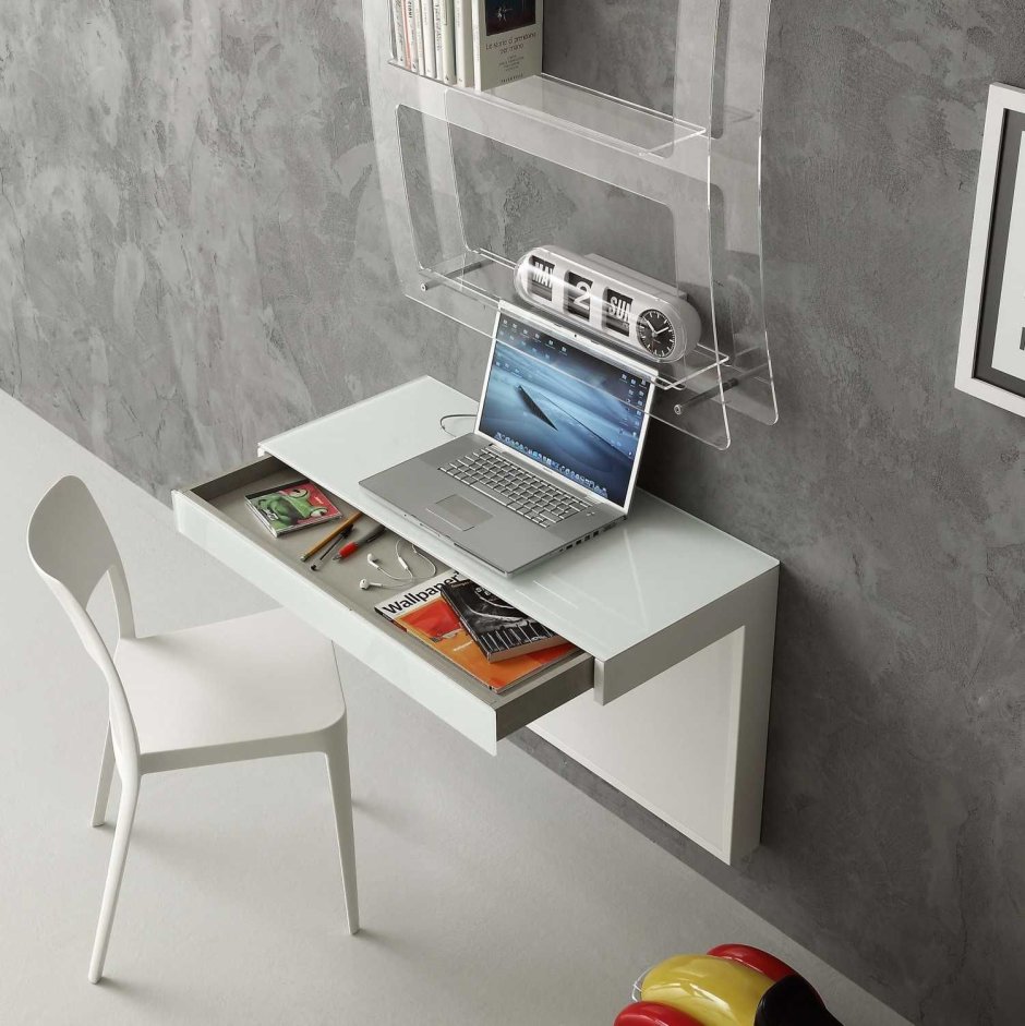 Компьютерный стол навесной на стене