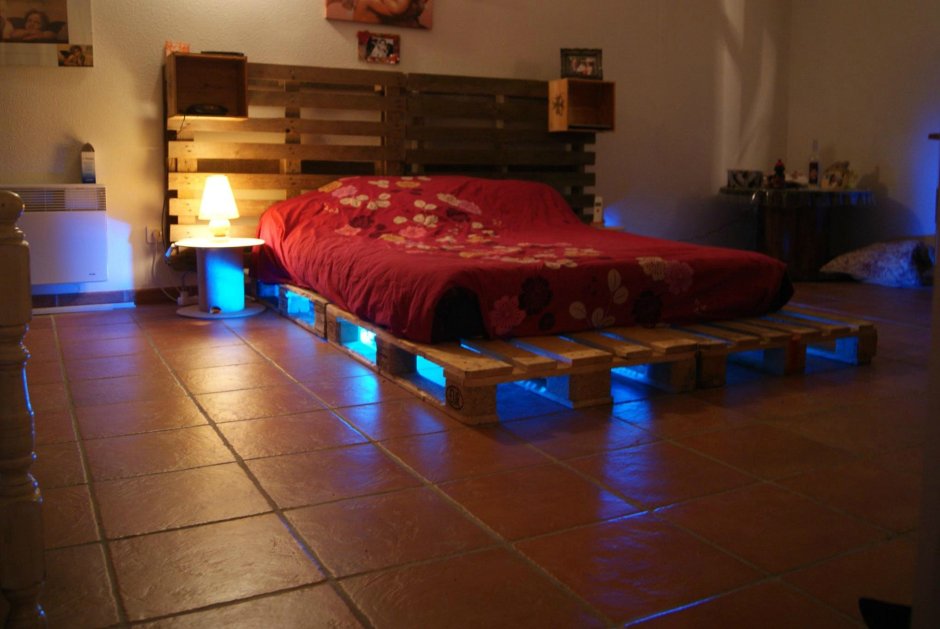 Кровать из палет с подсветкой