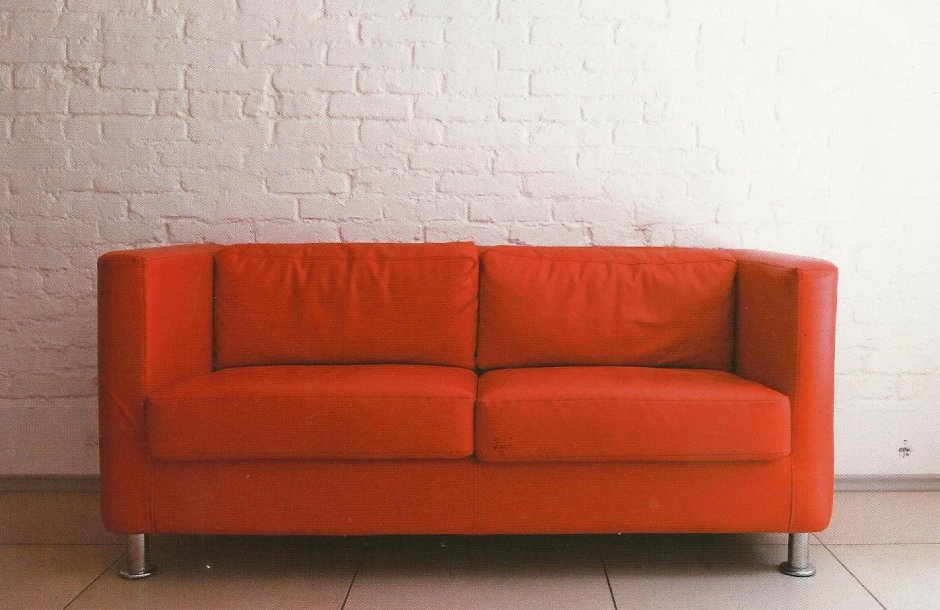 Красный диван белая стена