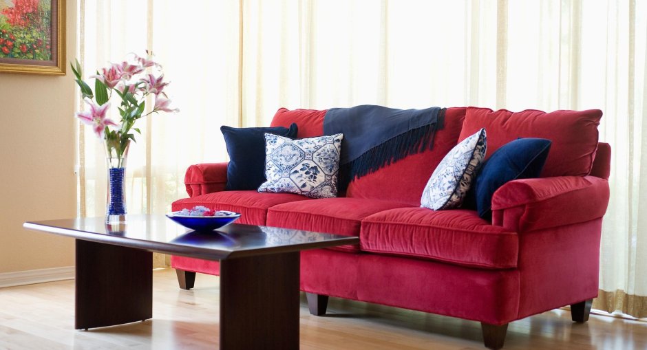 Бордовый диван с цветными подушками