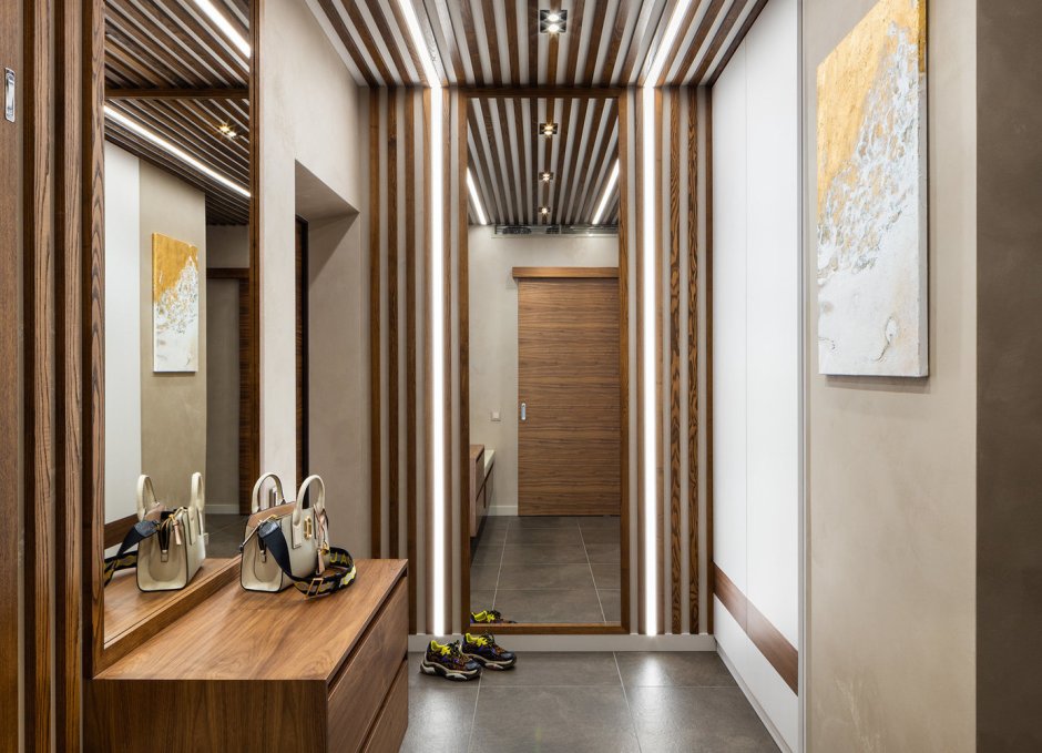 Прихожая с рейками на стене