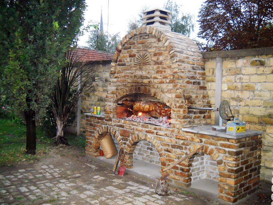 Барбекю из старого кирпича