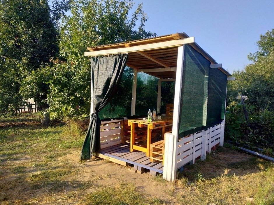 Беседка из поддонов для дачи