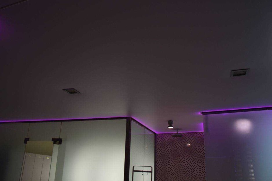 Подсветка под натяжным потолком светодиодной лентой