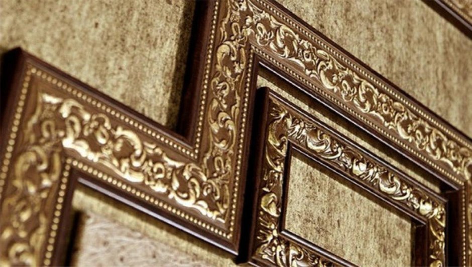 Интерьерный багет на стене