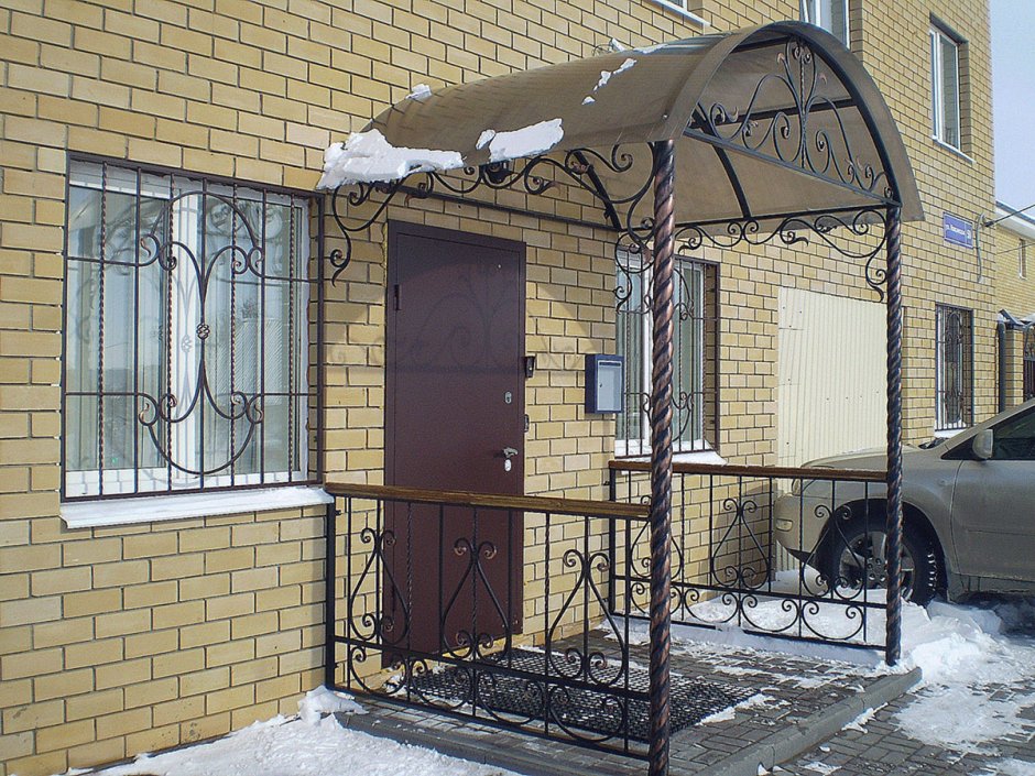 Козырёк над крыльцом