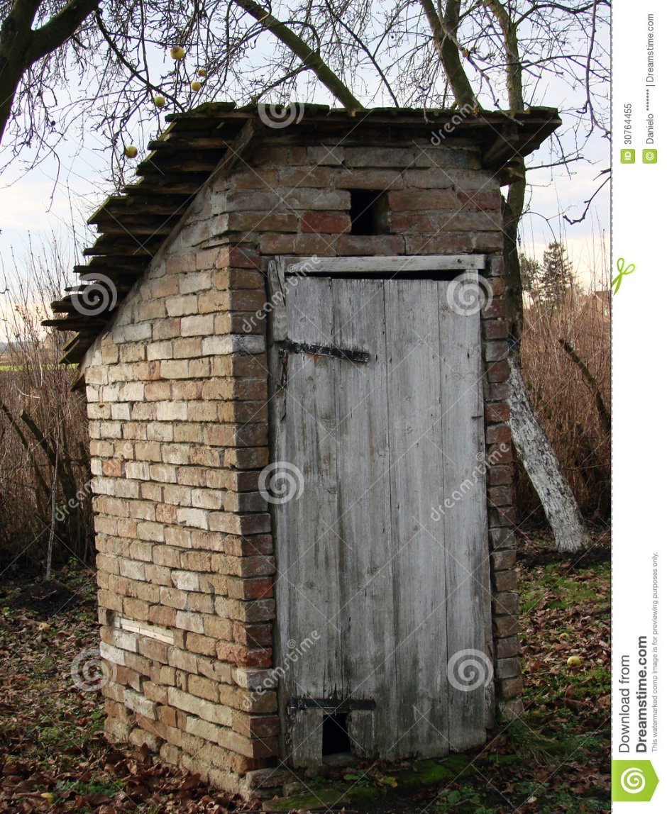 Кирпичный уличный туалет