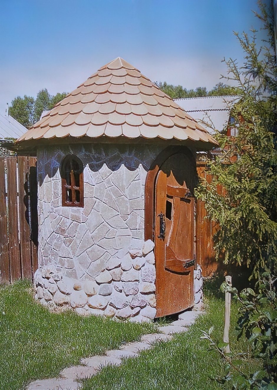 Уличный туалет из камня