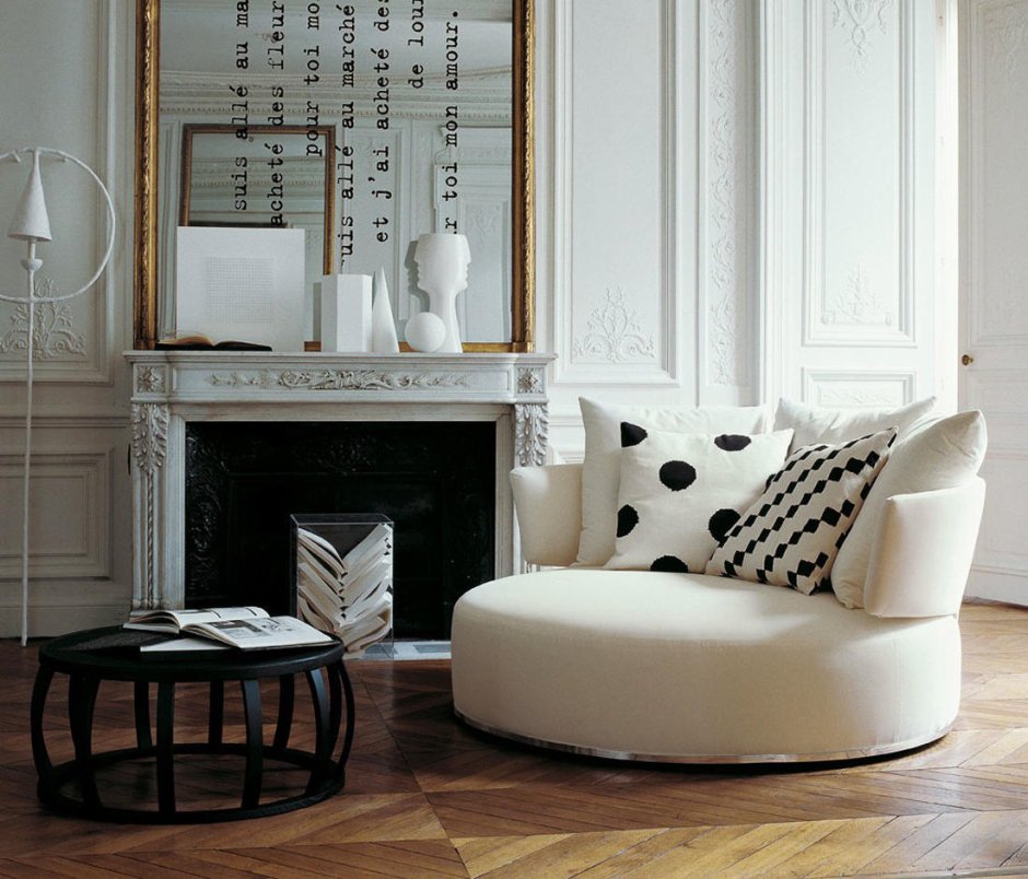 Белое кресло в интерьере гостиной