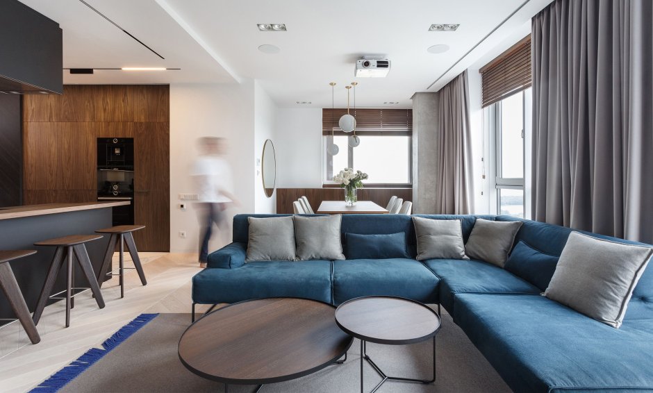 Кухня гостиная с синим диваном
