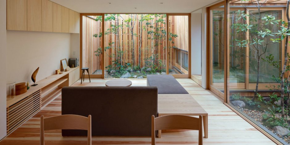Окно в японском современном доме