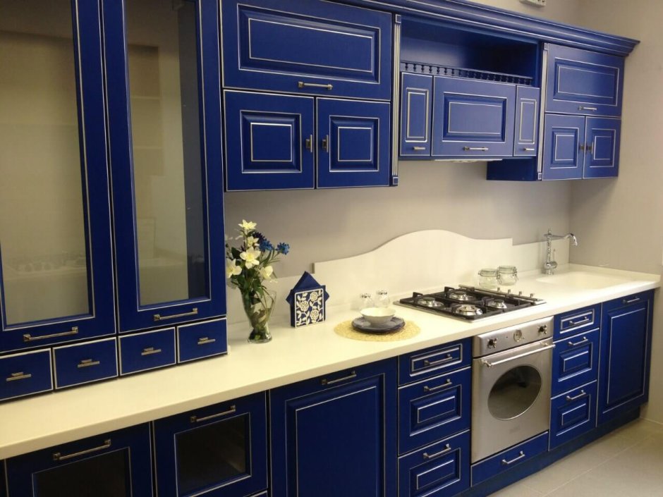 Кухня синего цвета с патиной