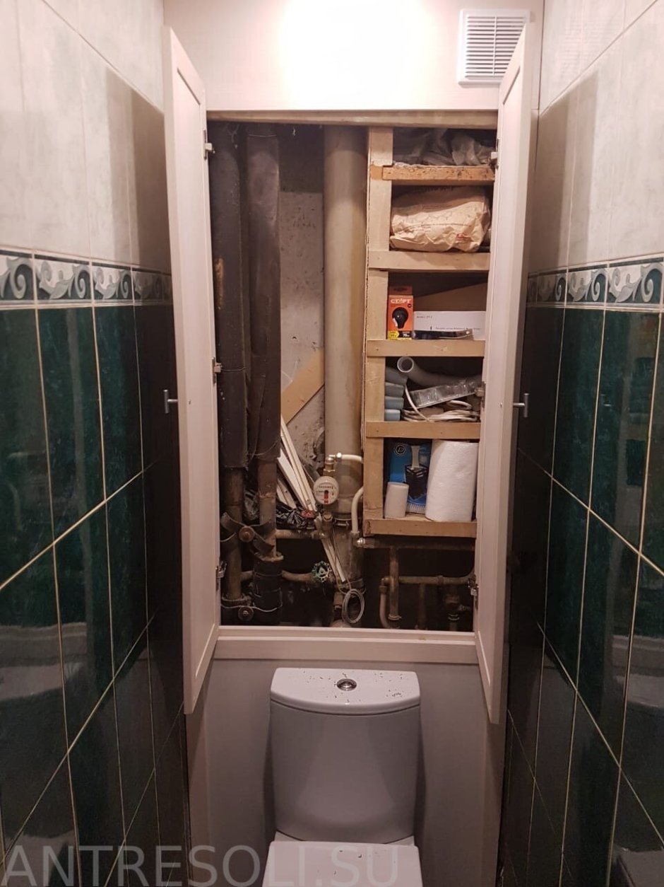 Сантехнический шкаф за унитазом