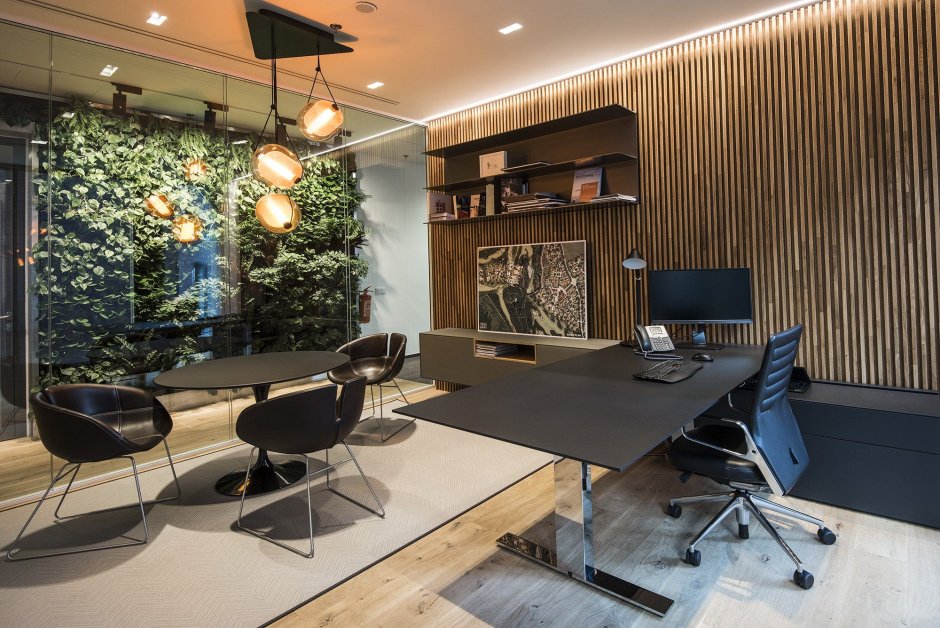 Бизнесмен в интерьере