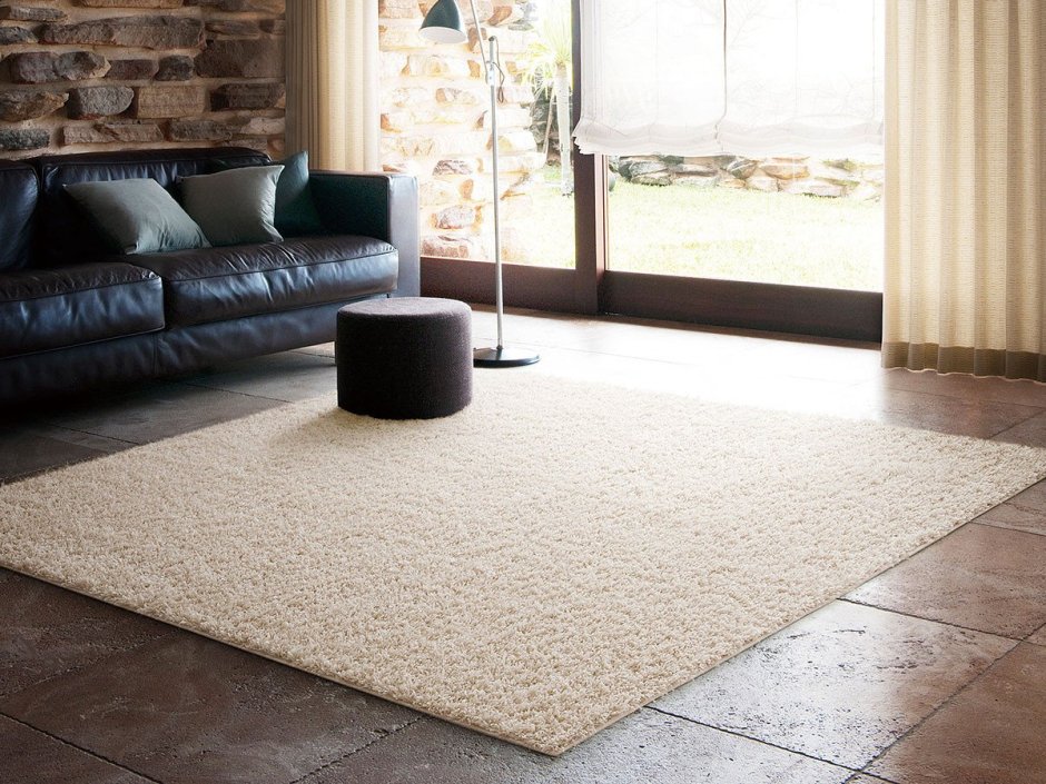 Светлый ковер в гостиную