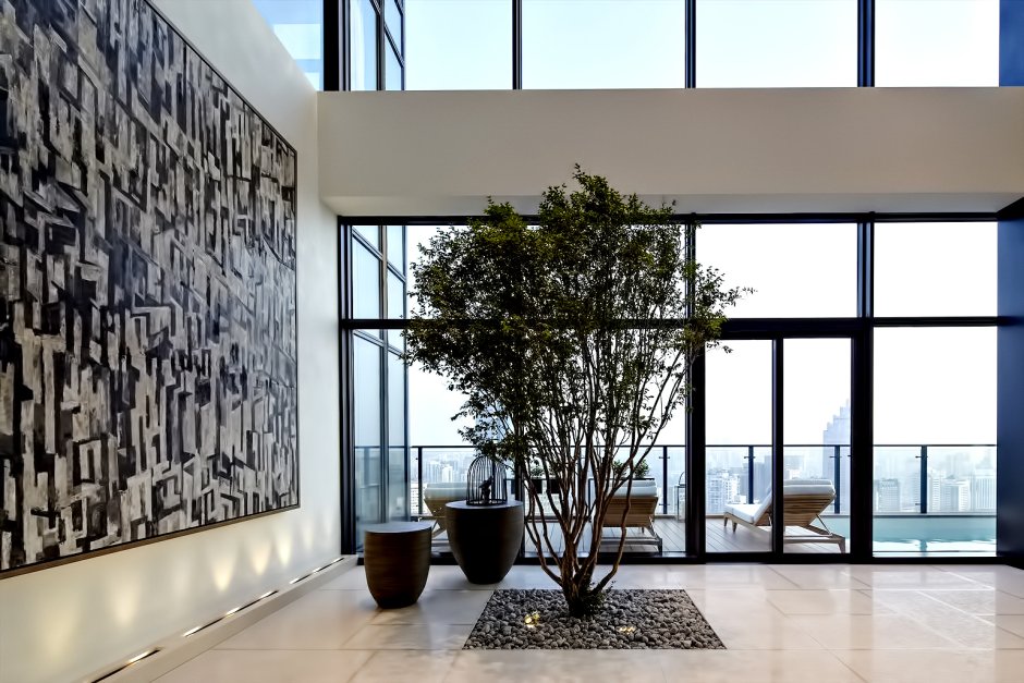 Интерьер пентхауса с деревом