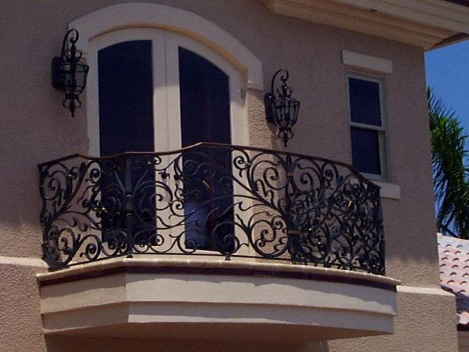 Кованые балконы в частных домах