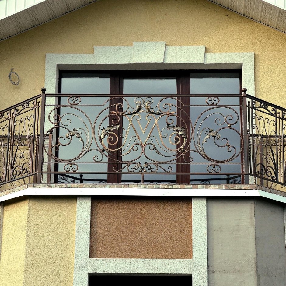 Балкон с кованными перилами в частном доме