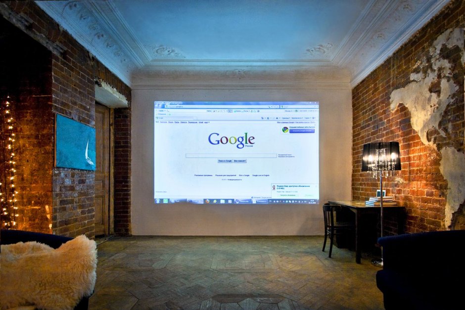 Экран для проектора в интерьере лофт