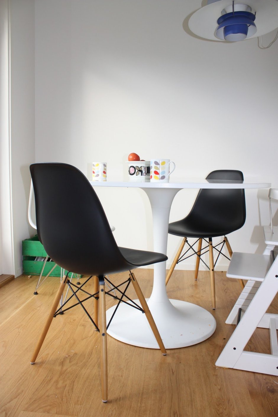 Стулья. Eames с квадратным столом