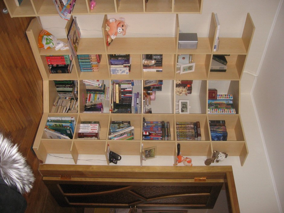 Угловой книжный стеллаж
