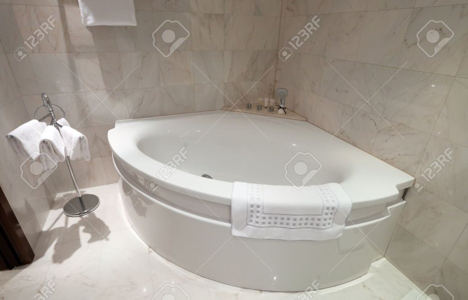 Ванная под мрамор с угловой ванной