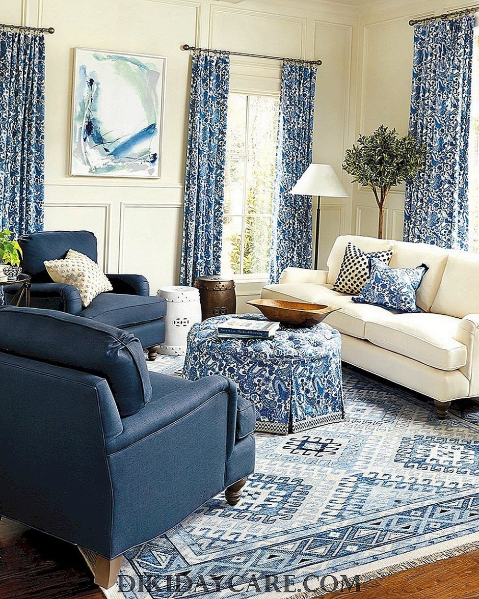 Синий диван и белая мебель в интерьере