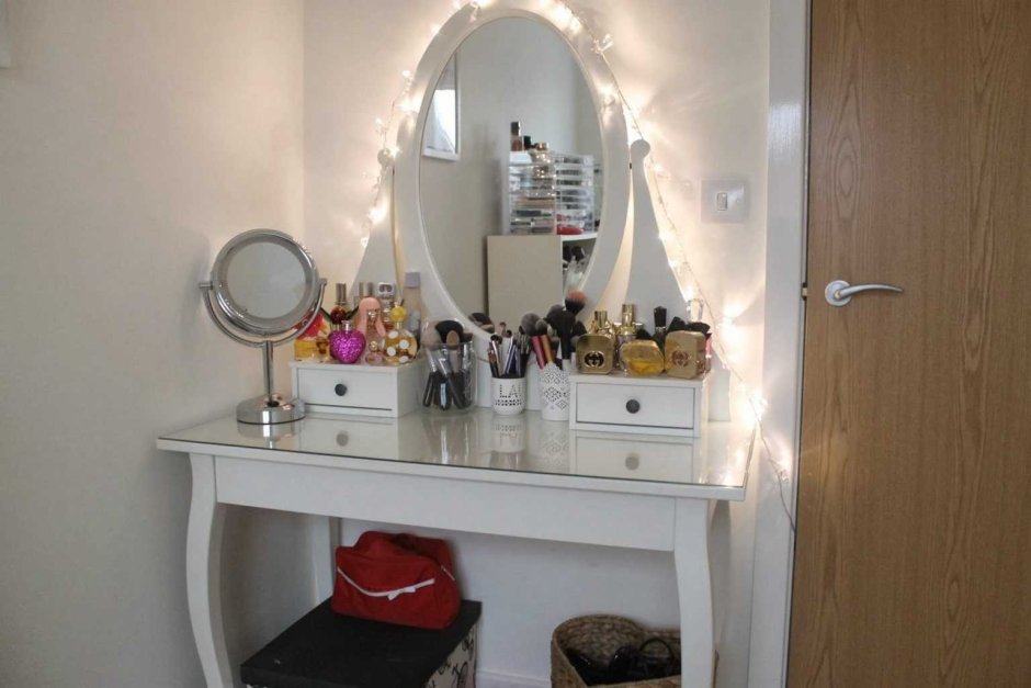 Освещение над туалетным столиком с зеркалом