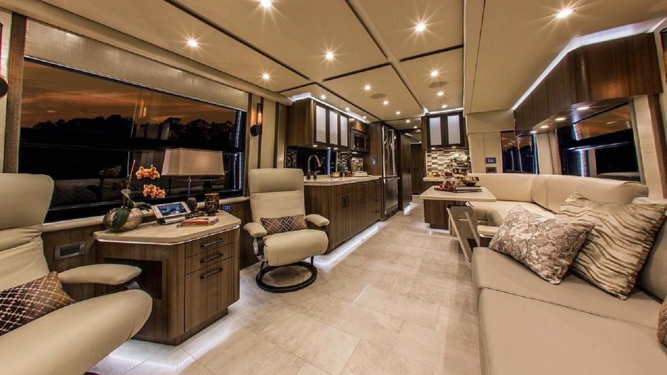 Featherlite coaches интерьер