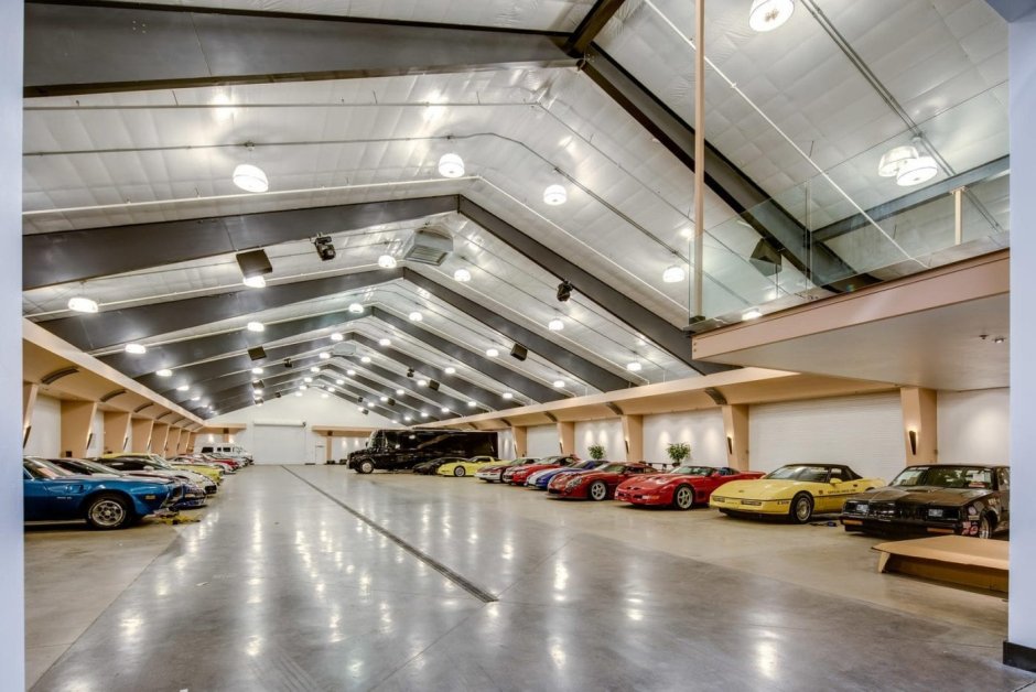 Большой гараж для машин