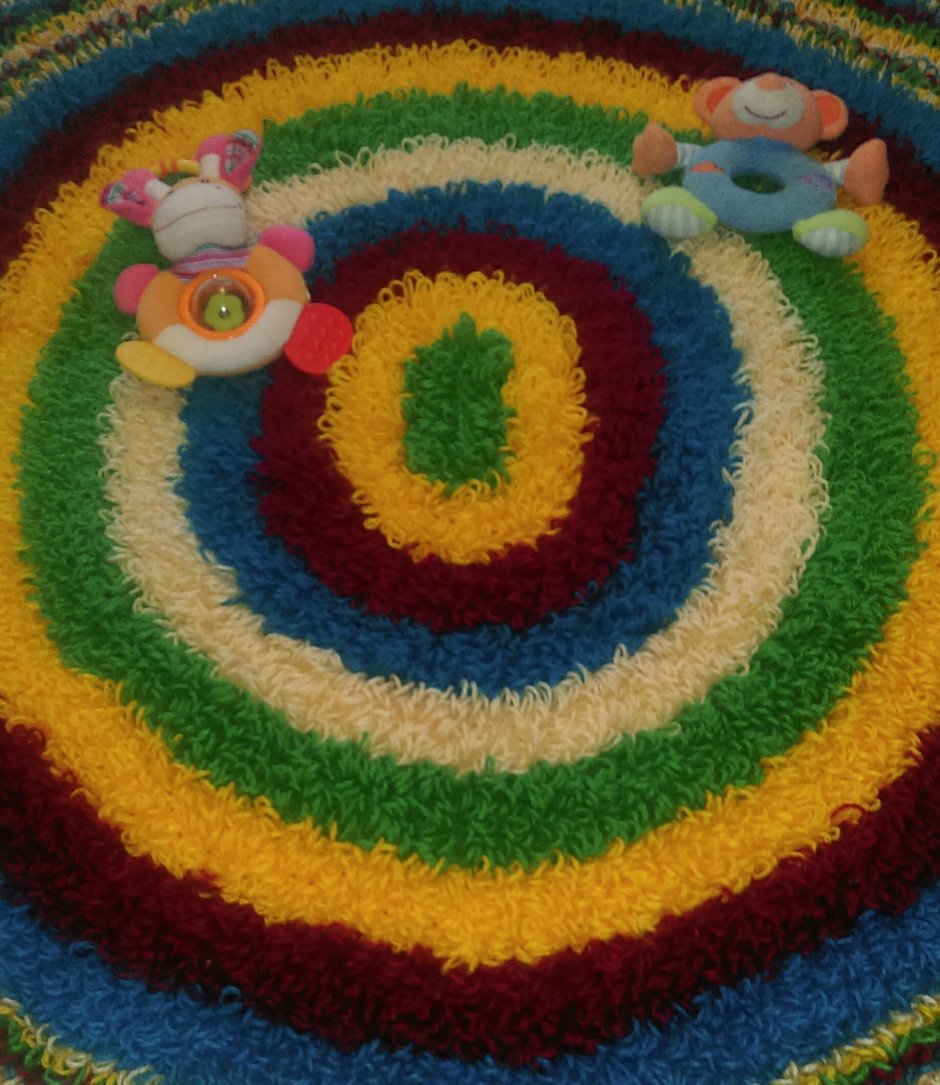 Вязаный коврик в детский сад