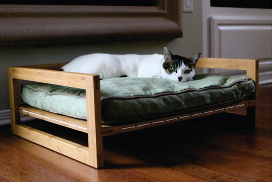 Деревянная кровать для кота