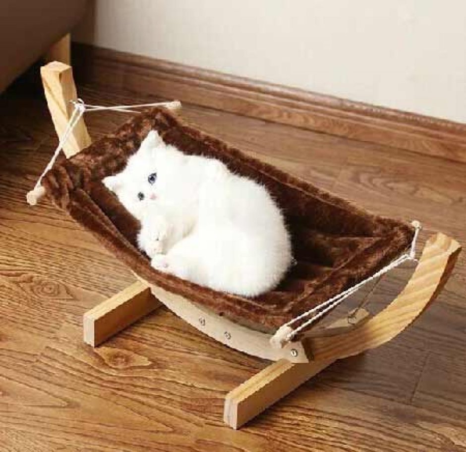 Деревянная лежанка для кота