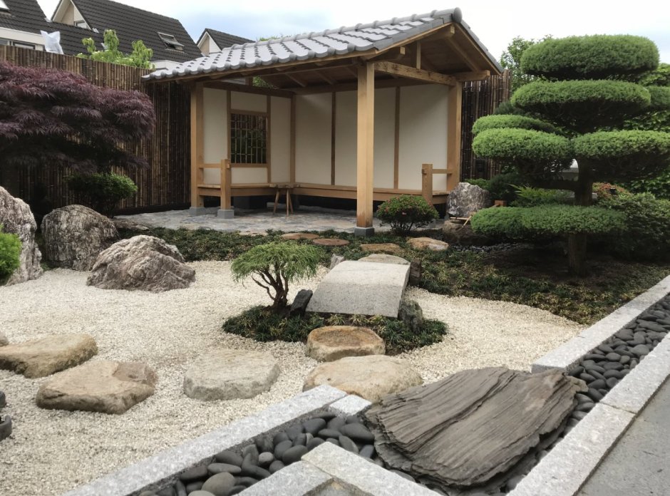 Беседка в японском саду камней