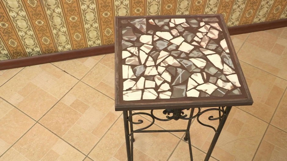 Стол из керамической плитки