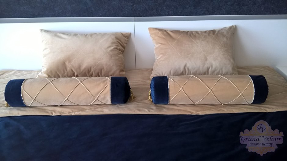 Декоративная подушка валик на кровать
