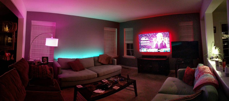 Фиолетовая подсветка за телевизором