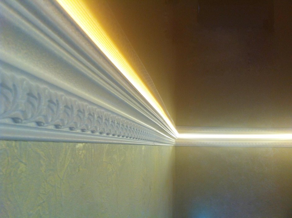 Потолочный плинтус с подсветкой к025