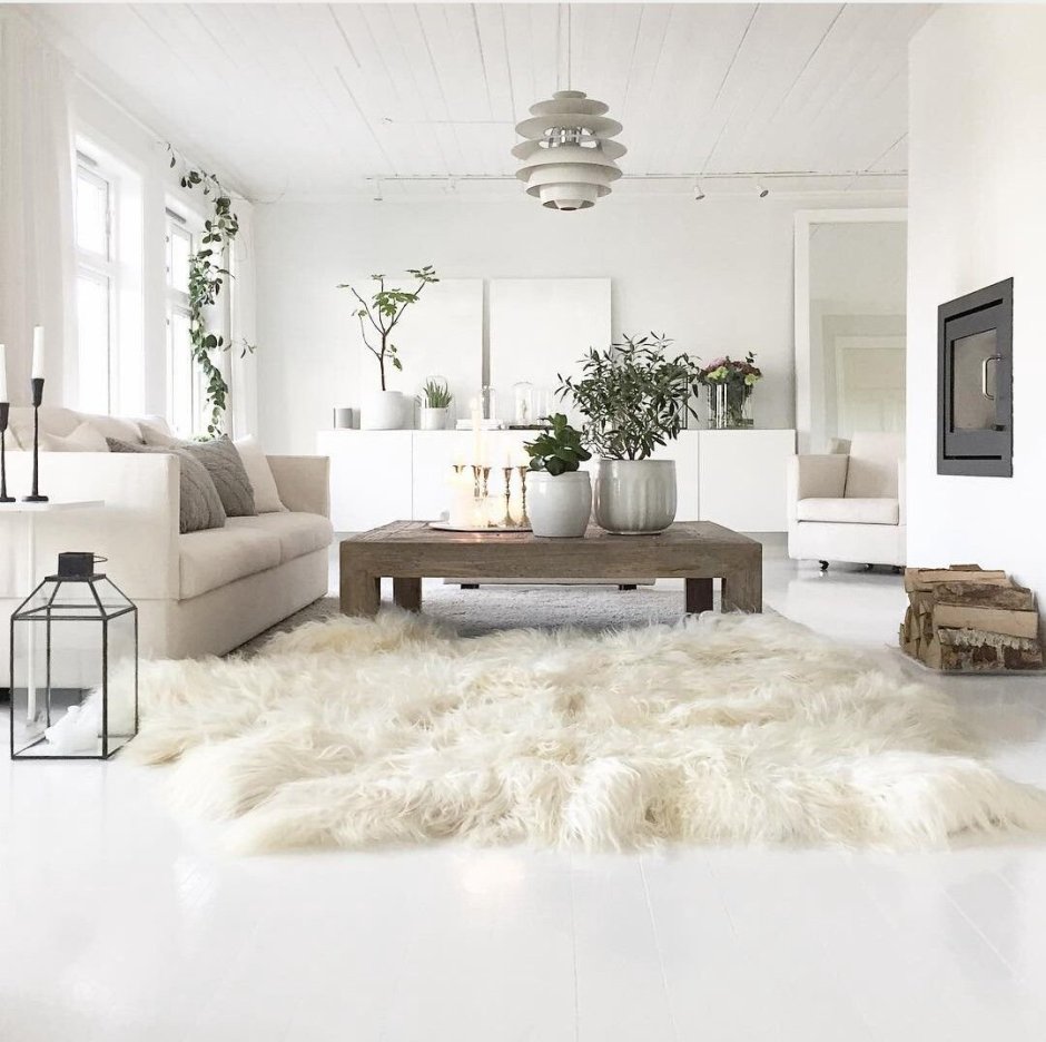Белая гостиная с витриной и пушистым белым ковром