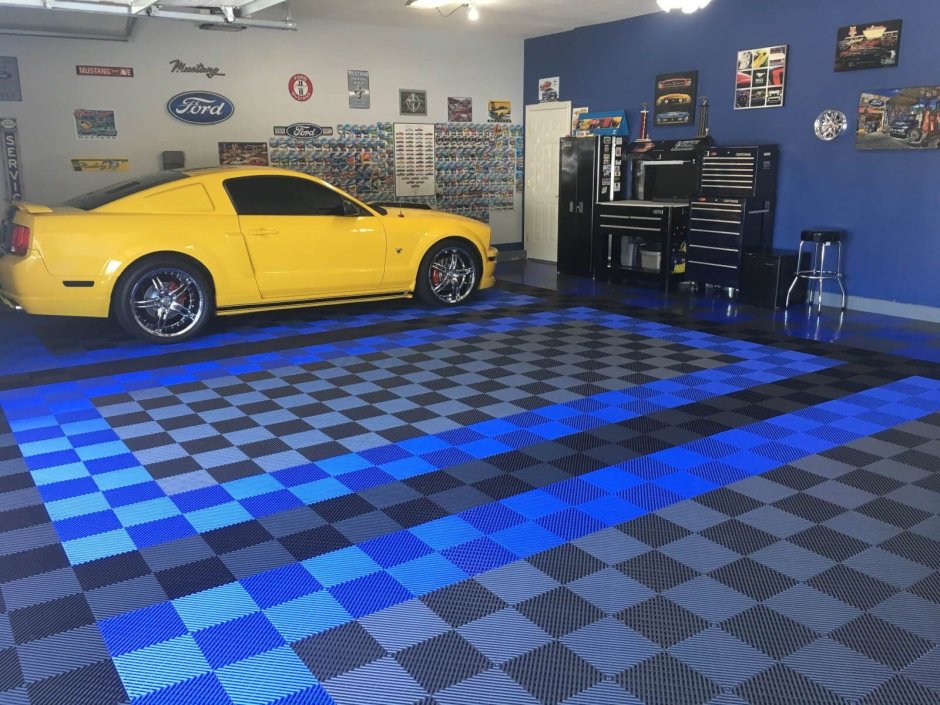 Синий пол в гараже