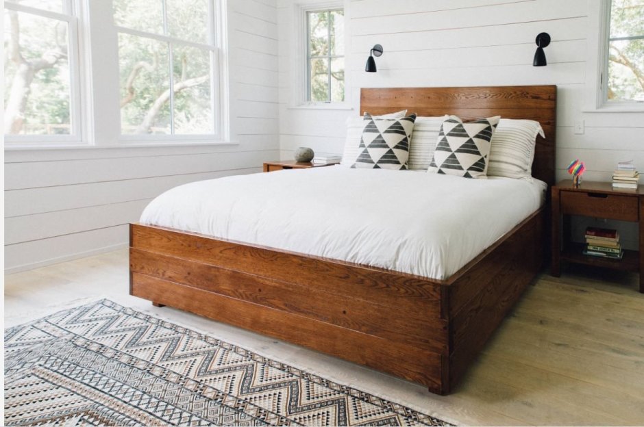 Самодельная деревянная кровать