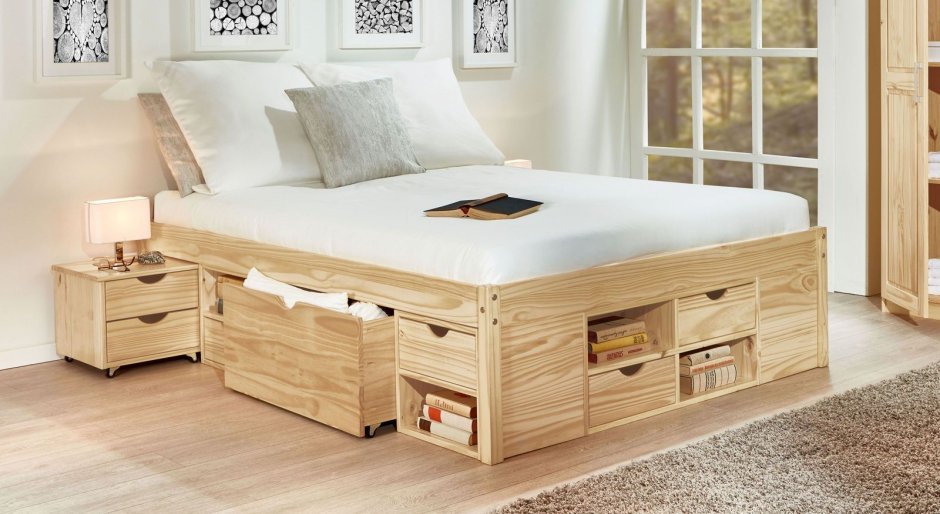 Деревянная кровать с выдвижными ящиками