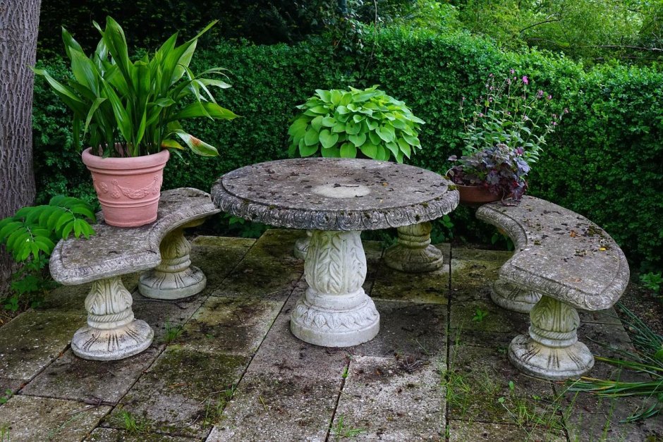 Каменный стол в саду