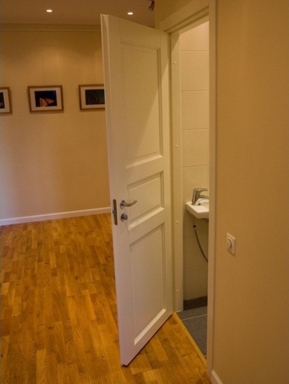 Коридор и дверь в ванную комнату