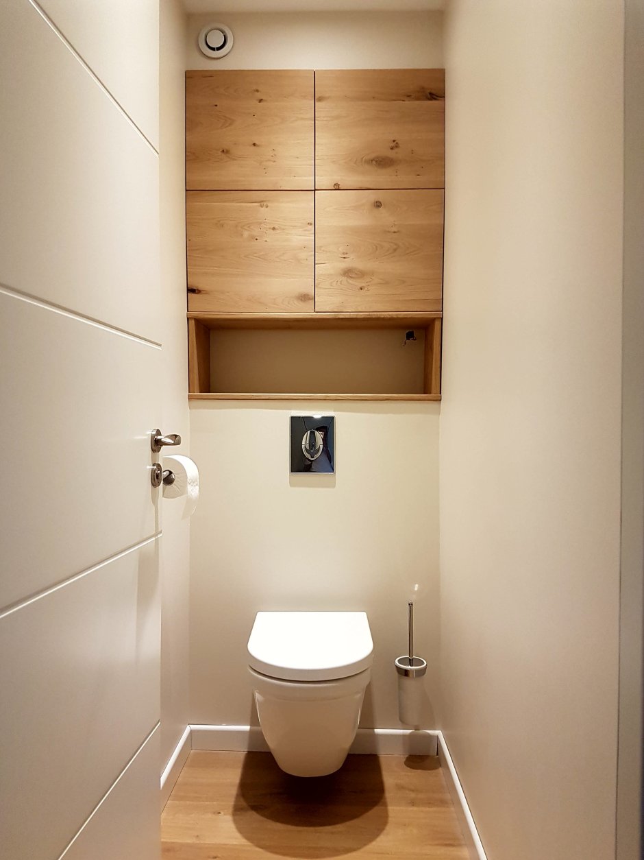 Деревянный шкаф в туалете