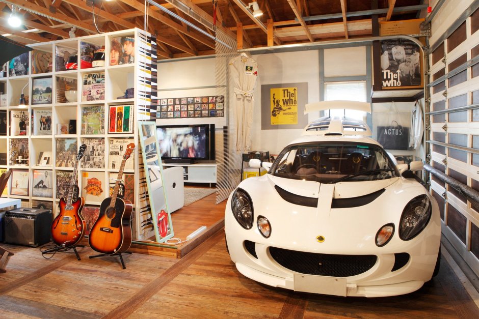 Интерьер гаража в автомобильном стиле.